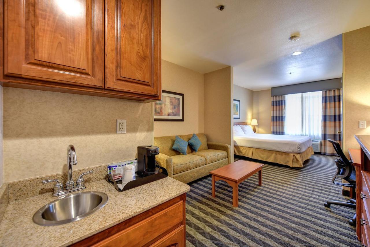 Holiday Inn Express Hotel & Suites Manteca By Ihg Habitación foto